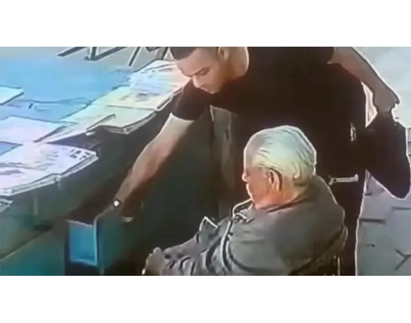 مستعيًنا بـ" مصر". مبادرة مفاجئة من صاحب "إيجيبت كده كده" لدعم مُسن حلوان