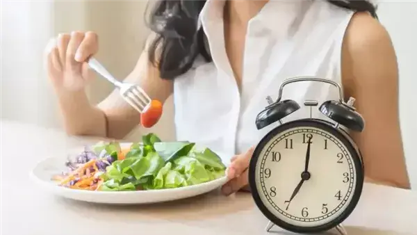 خبير تغذية يحذر من الصيام أكثر من 24 ساعة ويكشف أفضل موعد للعشاء