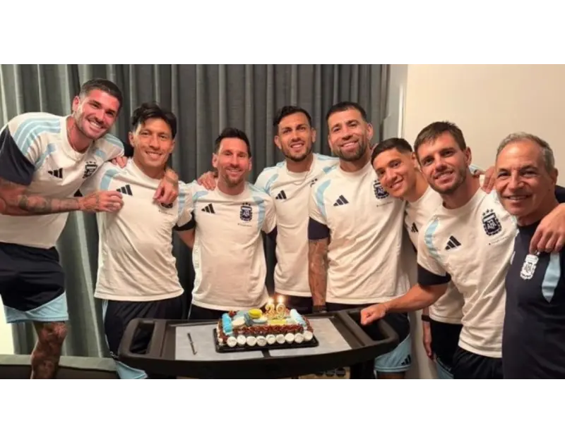 احتفال أسطوري داخل معسكر الأرجنتين بعيد ميلاد ميسي الـ39 وتصدره لهدافي المونديال