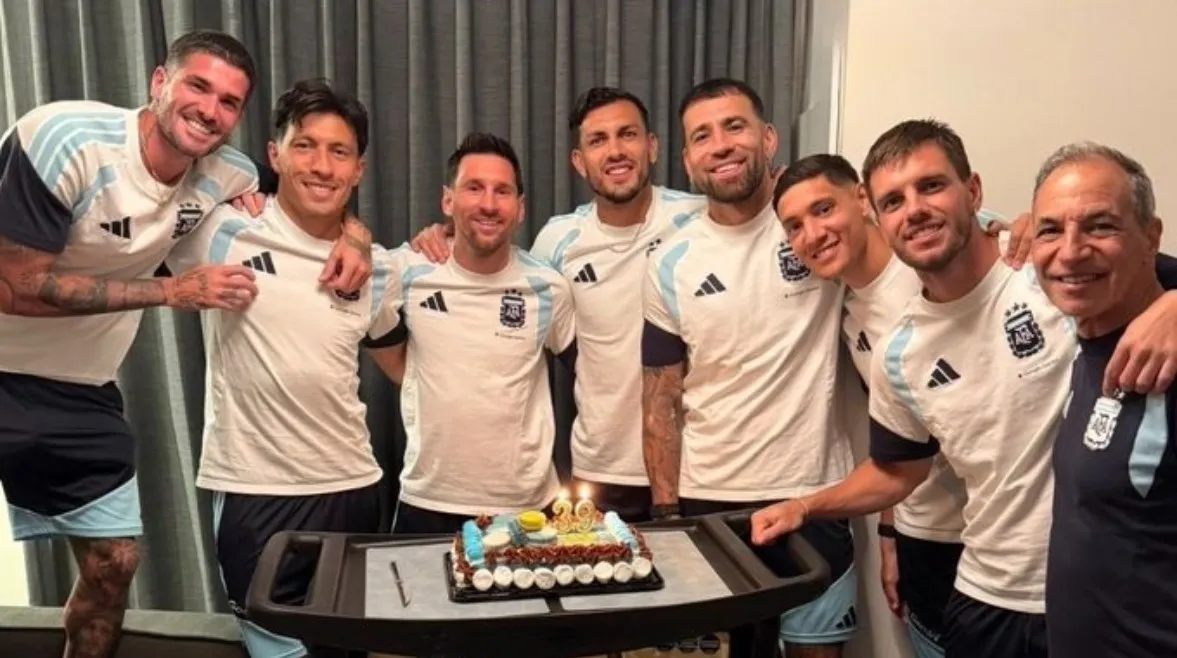 احتفال أسطوري داخل معسكر الأرجنتين بعيد ميلاد ميسي الـ39 وتصدره لهدافي المونديال