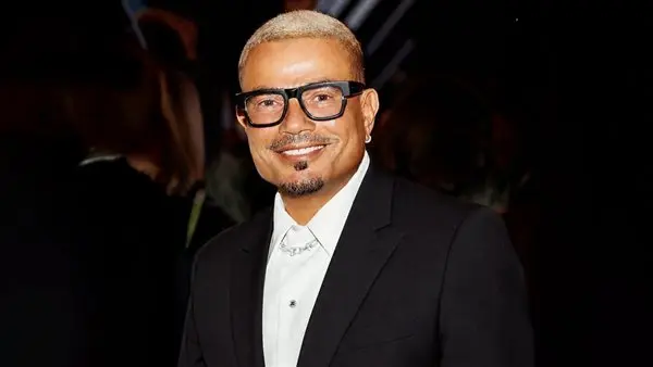 عمرو دياب يغير خطته ويحول قصة حياته لفيلم سينمائي بدلاً من مسلسل