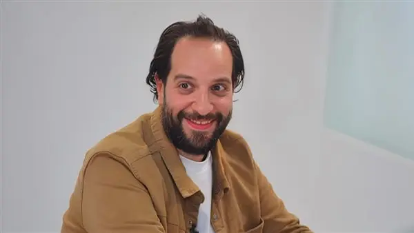 كيف تختار المسلسلات الطويلة وتفهم كواليس صناعة الدراما مع أحمد أمين