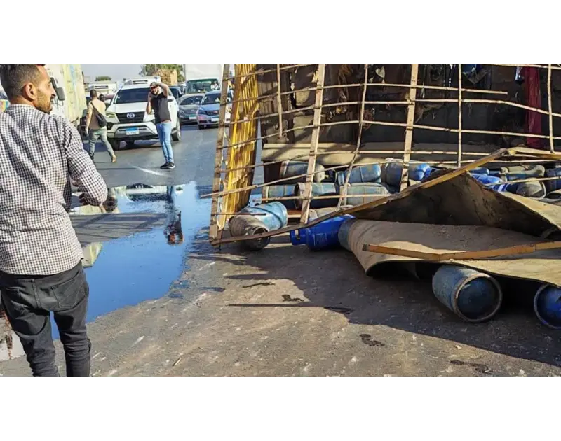 الأنابيب على الطريق.. انقلاب سيارة نقل في بنها يعرقل المرور