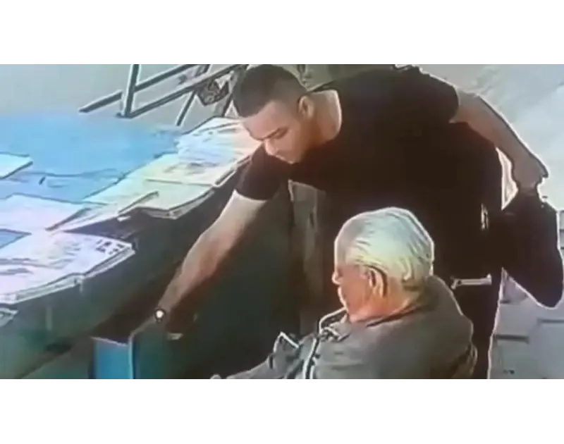"المساعد ربنا". أول تعليق من بائع الجرائد المسن بعد سرقة عيديته بحلوان (خاص)