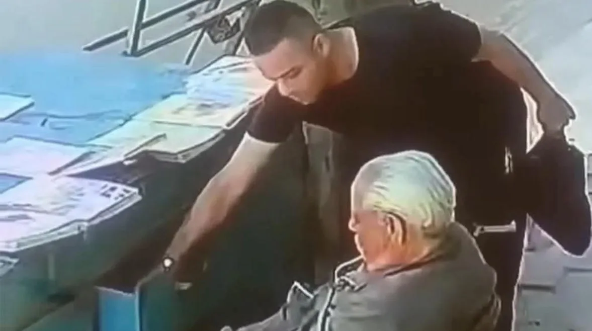 "المساعد ربنا". أول تعليق من بائع الجرائد المسن بعد سرقة عيديته بحلوان (خاص)