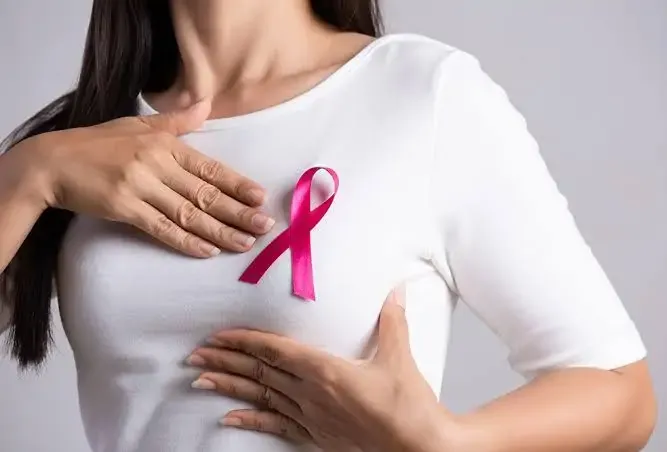 دليلك الشامل لمعرفة أعراض سرطان الثدي وطرق الوقاية