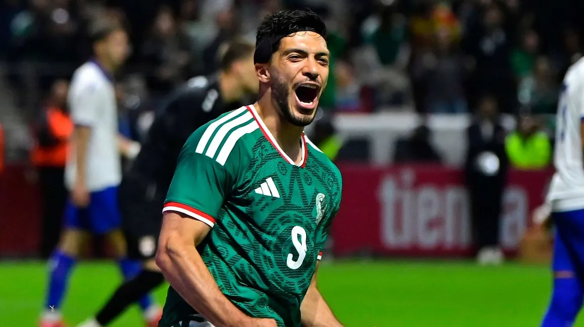 قصة راؤول خيمينيز: من الموت في الملاعب إلى التألق في المونديال.