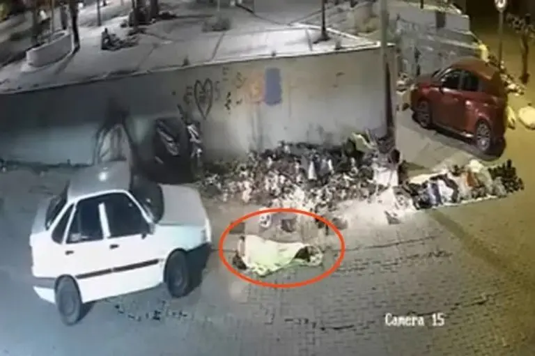 معجزة إزمير.. مشرد ينجو من الموت تحت عجلات سيارة في مشهد يحبس الأنفاس