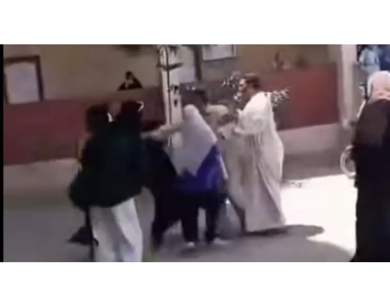 فيديو صادم.. أولياء أمور يعتدون على مراقبة منعت الغش في امتحانات الإعدادية