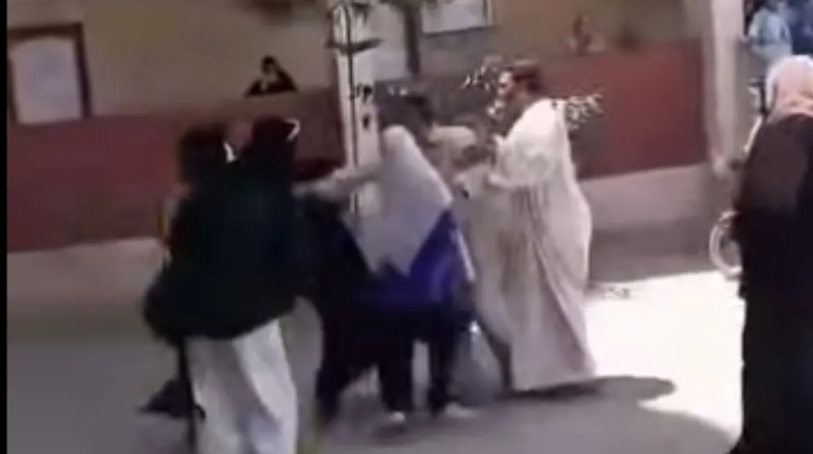 فيديو صادم.. أولياء أمور يعتدون على مراقبة منعت الغش في امتحانات الإعدادية