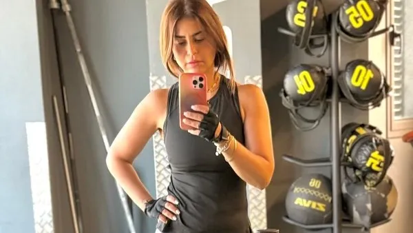 منة فضالي تستعرض لياقتها البدنية من الجيم