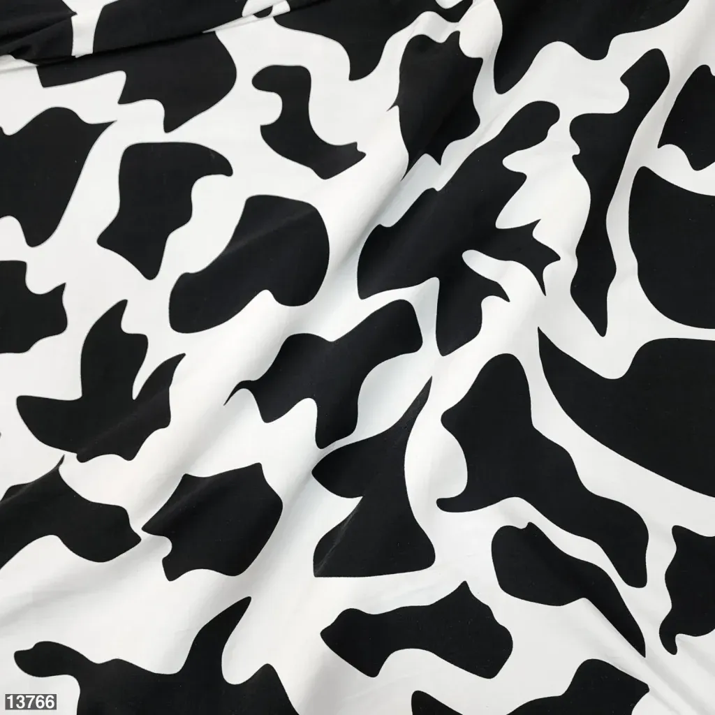 سر طبعة البقرة: كيف سيطرت Cow Print على موضة 2026؟