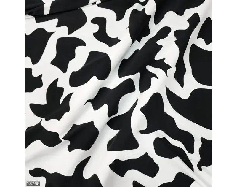 سر طبعة البقرة: كيف سيطرت Cow Print على موضة 2026؟