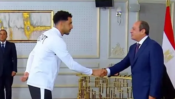 لقطة للتاريخ.. الرئيس السيسي يصافح مصطفى شوبير في احتفالية تكريم المنتخب الوطني