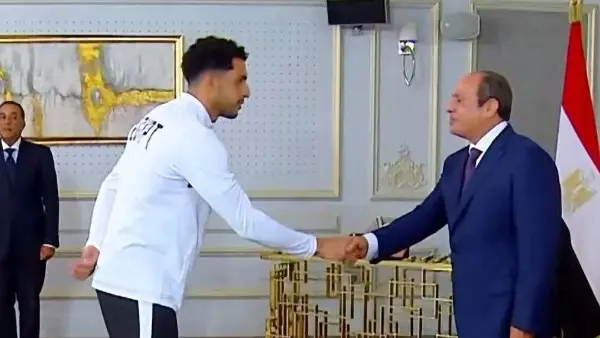 لقطة للتاريخ.. الرئيس السيسي يصافح مصطفى شوبير في احتفالية تكريم المنتخب الوطني
