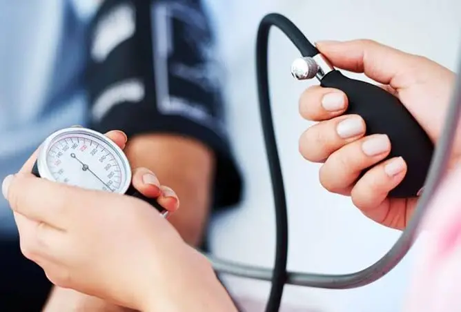 هبوط الضغط المفاجئ.. إزاي تتعامل مع الدوخة وتنقذ نفسك في لحظات