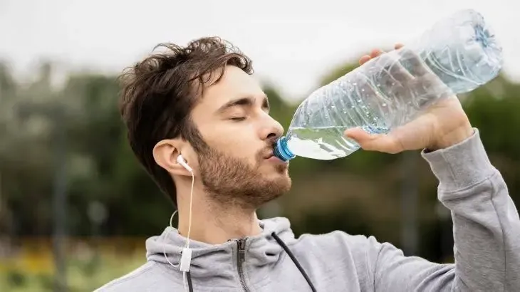 مخاطر نقص الماء في الصيف: كيف تحمي جسمك من الجفاف؟