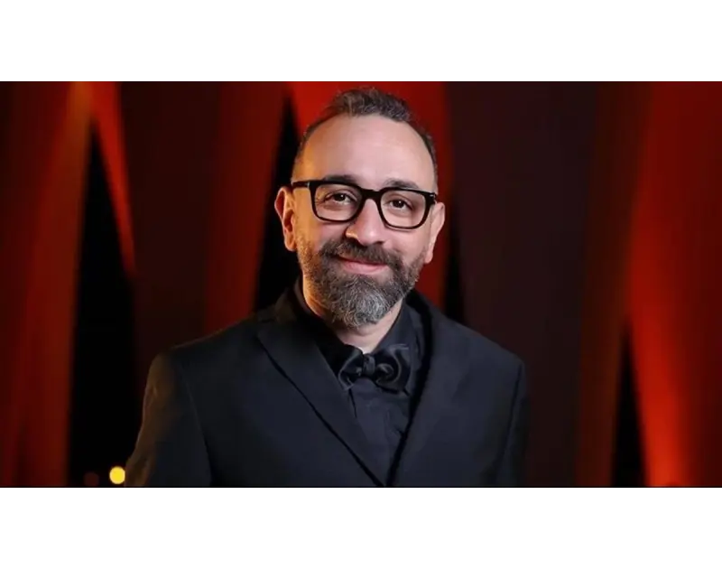 سر نجاح مسرحية خيال مريض: تحليل إشادة المخرج عمرو سلامة