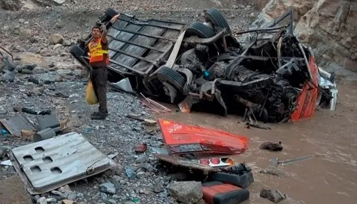 فاجعة على طريق الموت في باكستان: 40 روحاً تاهت في قاع الوادي