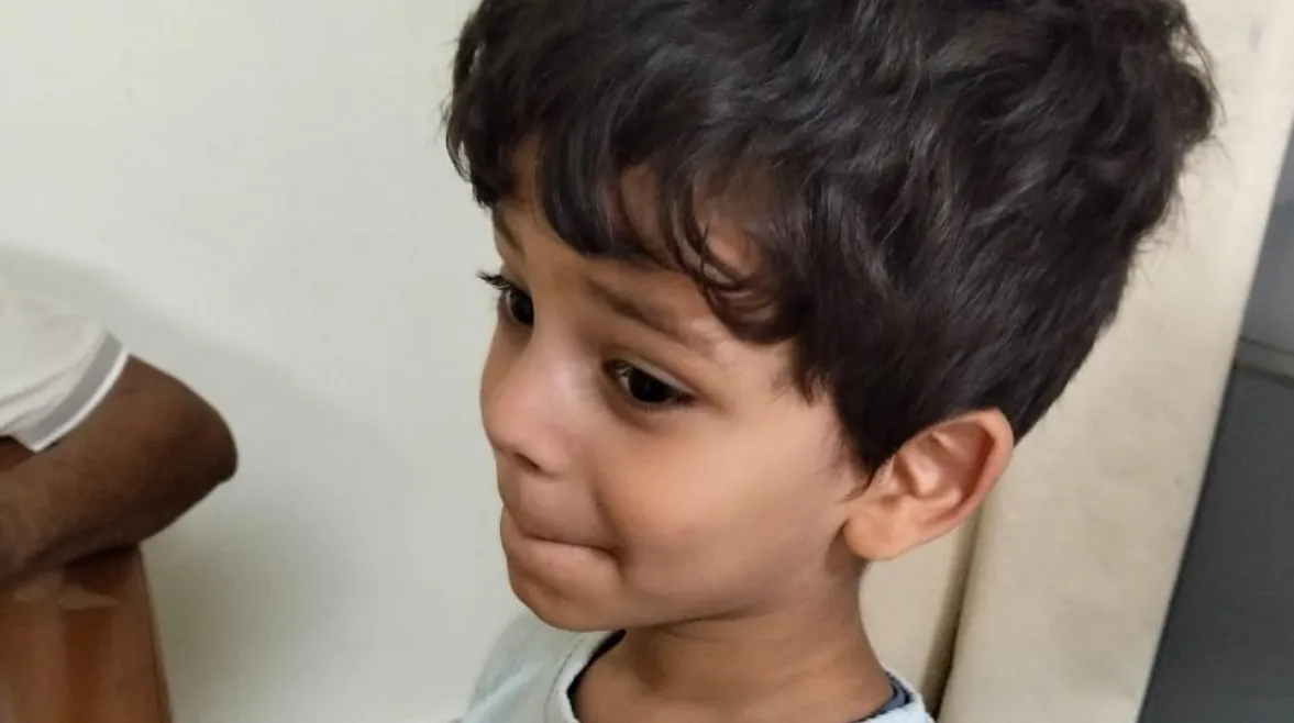 من "شرخ بسيط" إلى خطر البتر.. رحلة ألم طفل وصرخة أم في وجه الإهمال الطبي