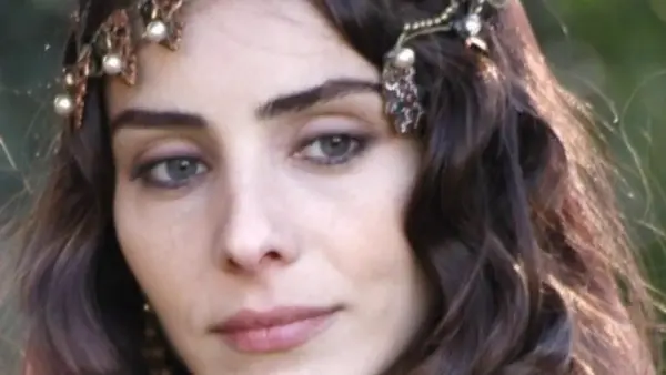نور فتاح أوغلو تتحدى الزمن بإطلالة صيفية تخطف الأنظار