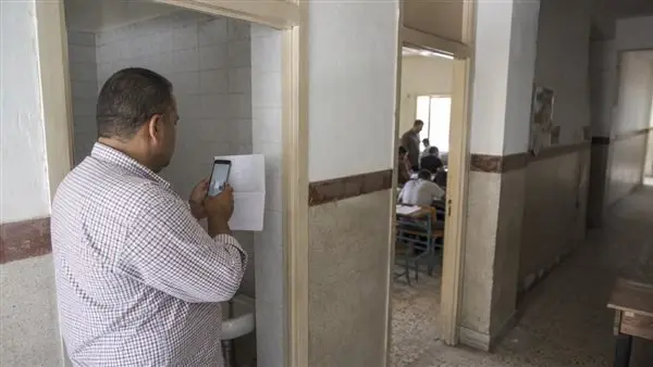 فضيحة في حمام اللجنة: تفاصيل ضبط مراقب في امتحان الإنجليزي
