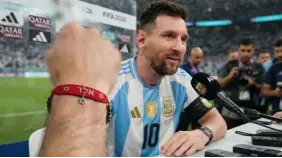 سر السوار الأحمر في يد ميسي ومنتخب الأرجنتين: حقيقة أم خرافة؟