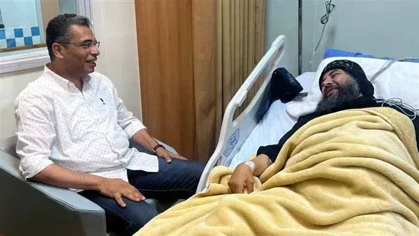 زيارة محافظ البحر الأحمر للأنبا إيلاريون بمستشفى الجونة للاطمئنان على صحته