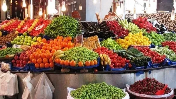 خدعة الأكياس الملونة.. ليه البرتقال بيضحك علينا في السوبر ماركت