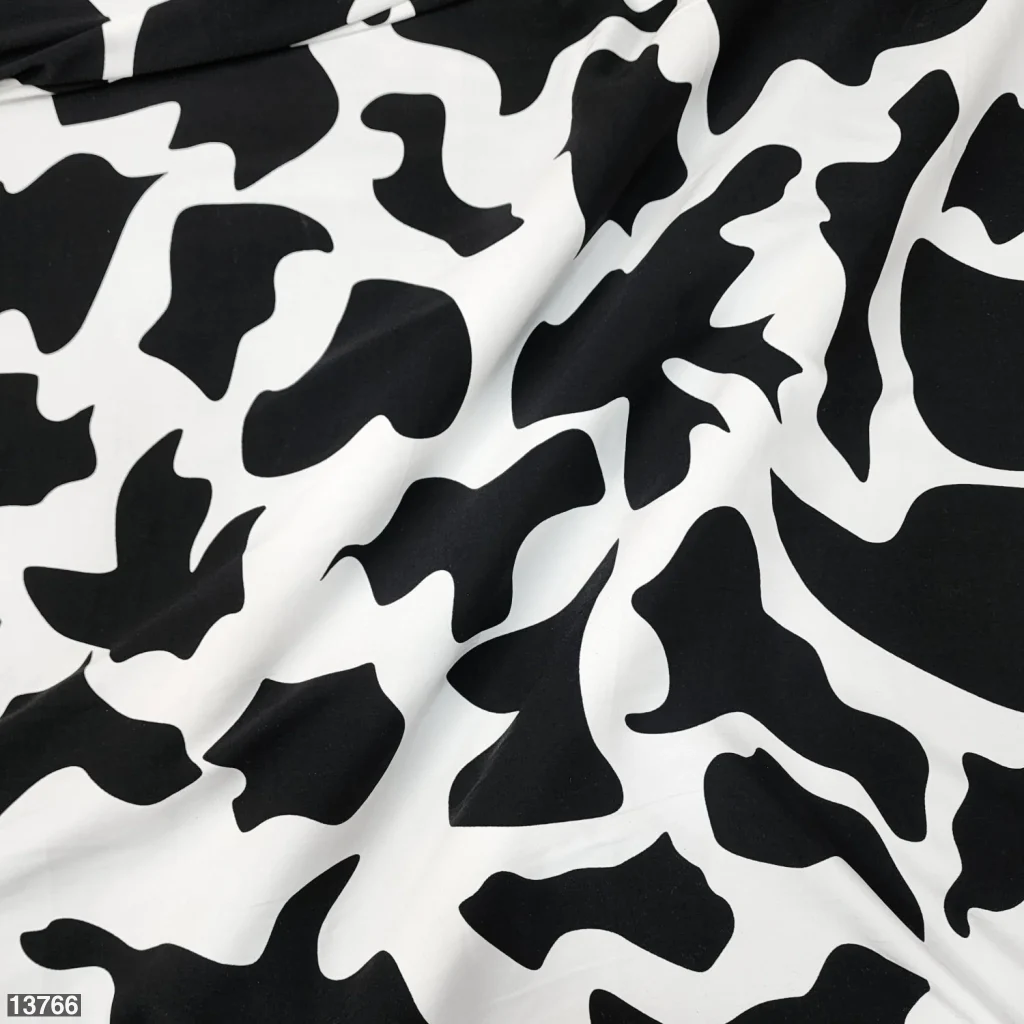 سر طبعة البقرة: كيف سيطرت Cow Print على موضة 2026؟