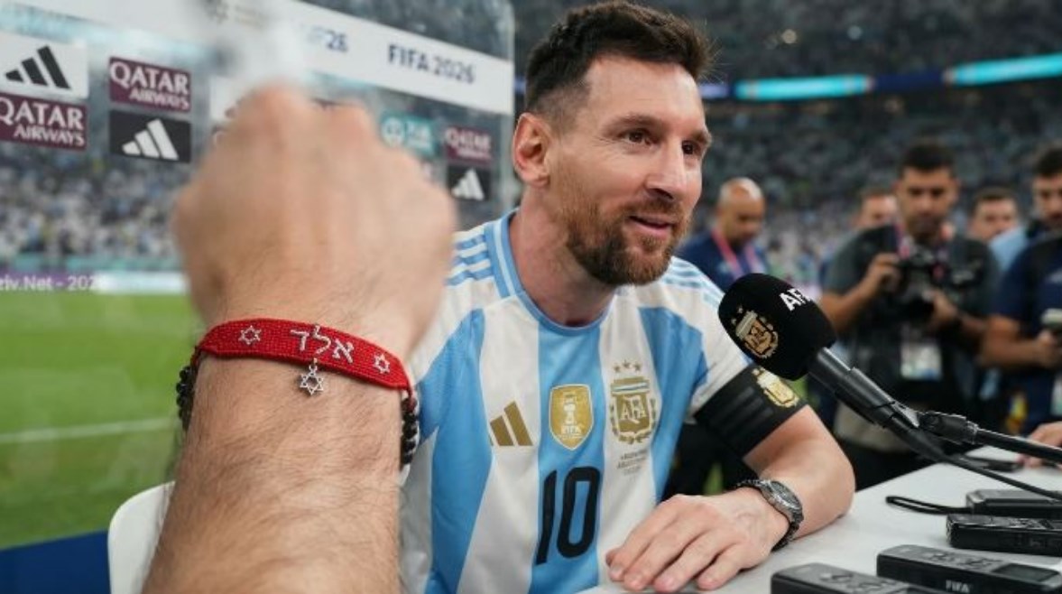 سر السوار الأحمر في يد ميسي ومنتخب الأرجنتين: حقيقة أم خرافة؟