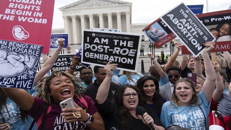 شاهد المحكمة العليا الامريكية تلغي الحق الدستوري في الاجهاض 