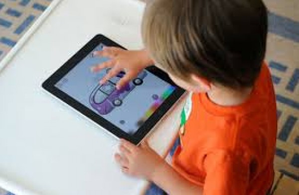 خبيرة نفسية تحذر: "الألعاب الإلكترونية" تمثل خطورة على الأطفال 