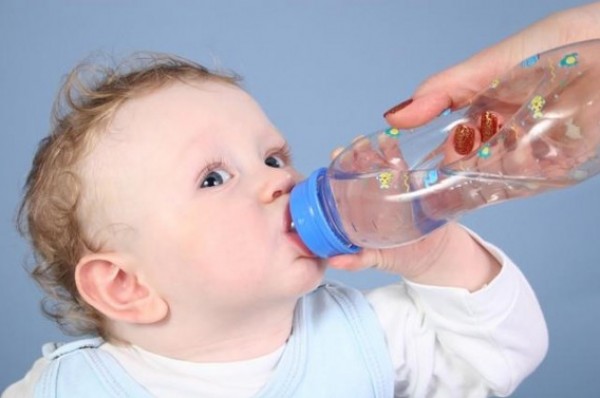 كيف تُعدين محلول معالجة الجفاف للأطفال في المنزل؟ 