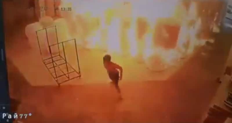 عامل صيني يتسبب في احتراق مصنع بالكامل خلال ثواني (فيديو) 