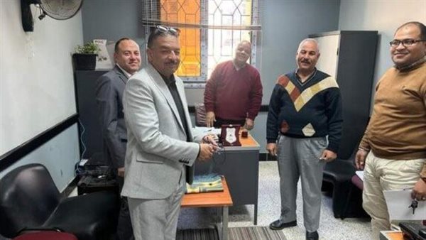 مدير تعليم نجع حمادي يهنئ المسيحيين بديوان المديرية بعيد الميلاد المجيد 