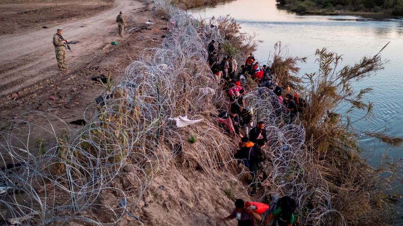 تطلب إدارة بايدن من المحكمة العليا السماح لدوريات الحدود بإزالة الأسلاك الشائكة على الحدود بين الولايات المتحدة والمكسيك 