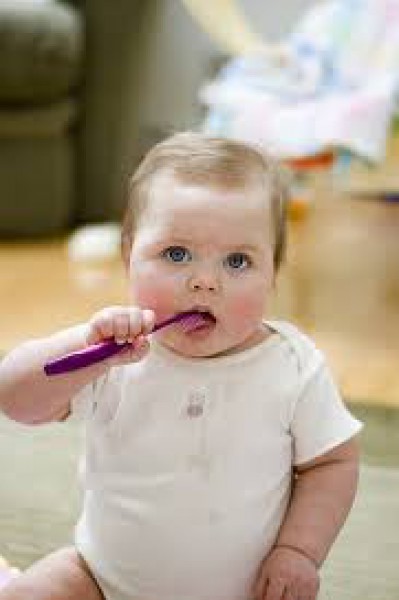 متى يستطيع طفلي تنظيف أسنانه بمفرده؟ 