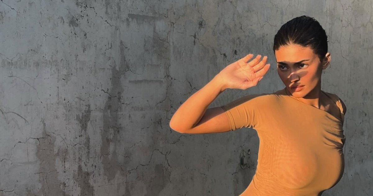 كايلي جينر تمنح متابعيها نظرة خاطفة على أحدث خطوط ملابسها "Khy" مع صور BTS 