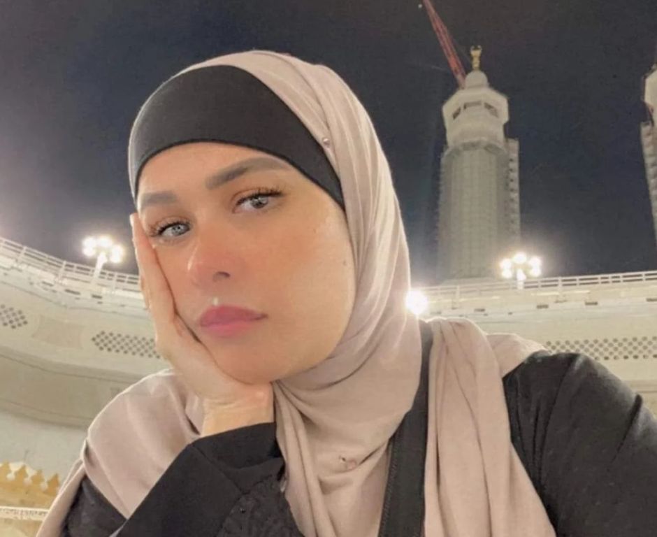 ياسمين عبد العزيز تؤدي مناسك العمرة في أول ظهور لها بعد الطلاق “صور + فيديو” 