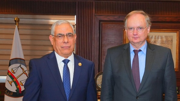لبحث التعاون في مجال القضاء الدولي.. النائب العام يلتقي رئيس بعثة الاتحاد الأوروبي في مصر 