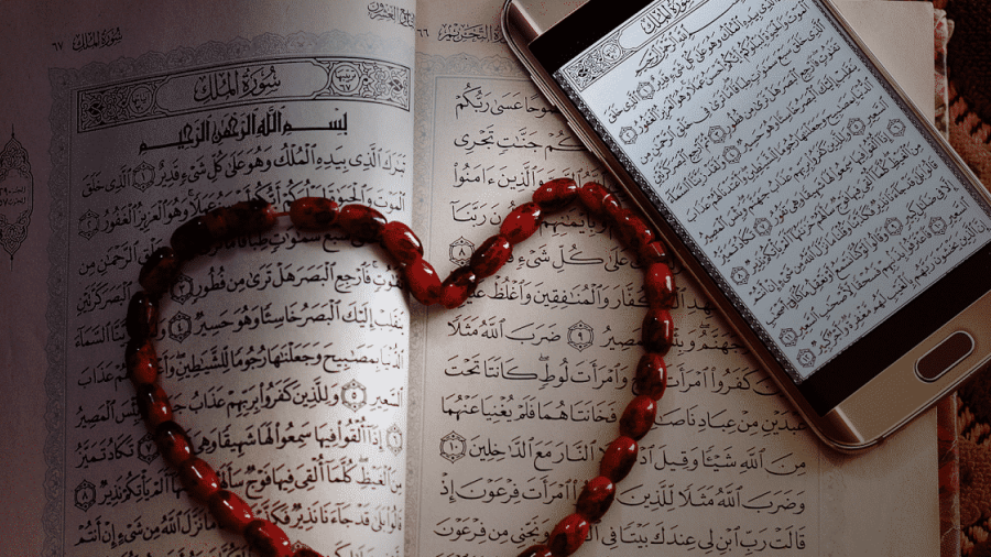 «تخيل حجم الصوت».. ما حكم قراءة القرآن «جهرًا» في المواصلات؟ أزهري يجيب