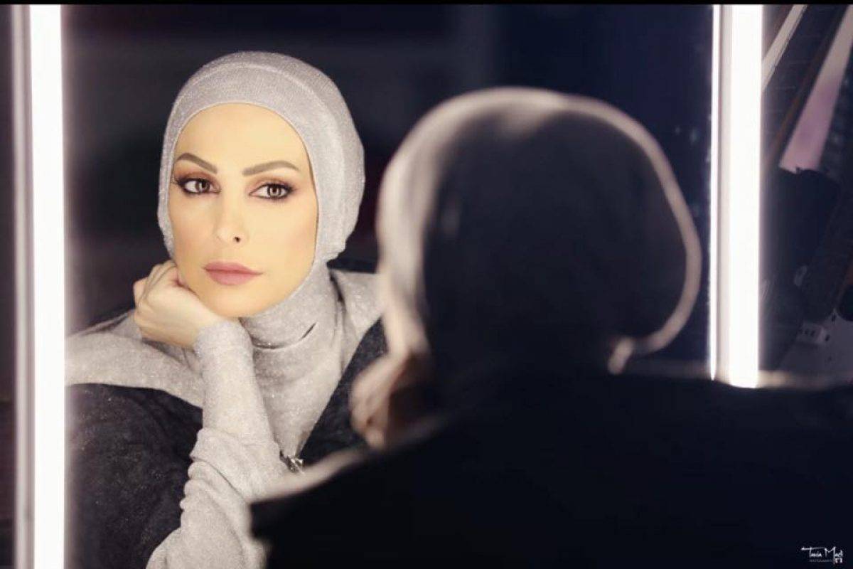 أمل حجازي تفاجئ جمهورها بإطلالة بدون حجاب بعد 7 سنوات على ارتدائه