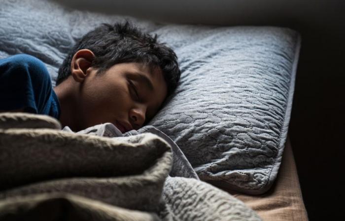 أكدت معظم الأبحاث حول كيفية ارتباط #النوم بالأداء الأكاديمي لدى الأطفال والمراهقين على الحاجة إلى مدة نوم كافية. #العلم #لماذا