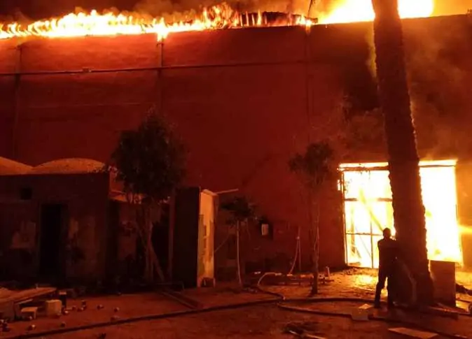السيطرة على حريق هائل داخل شقة سكنية بشارع فيصل 