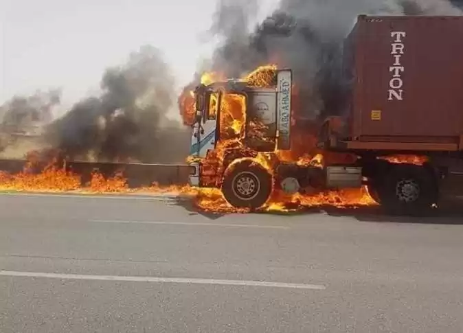 النيران تلتهم سيارة نقل على الطريق الصجراوي بالجيزة 