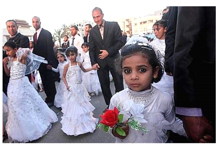 “حفل زواج بين بالغين وطفلات قاصرات في المغرب” .. إليكم قصة الصورة المثيرة للجدل – وطن 