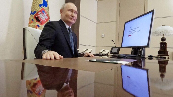 عبر الإنترنت.. بوتين يدلي بصوته في الانتخابات الرئاسية.. فيديو 
