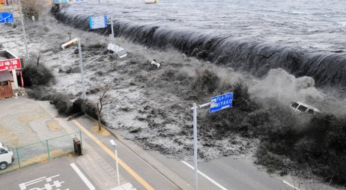 عقب زلزال مدمِّر.. اليابان تحذر من خطر تسونامي في جُزرها الجنوبية (فيديو) 