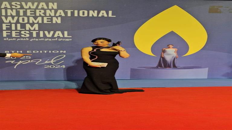 جوهرة تخطف الأنظار بإطلالتها في مهرجان أسوان الدولي لأفلام المرأة 